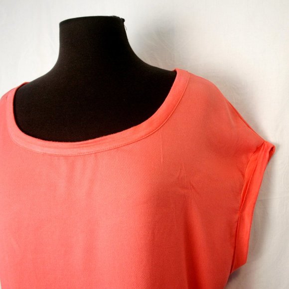 Loose T-shirt with Open Back - Picture 3 of 6